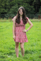 H&uuml;bsche Teenagerin in der Natur