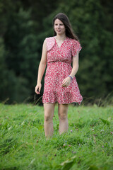 H&uuml;bsche Teenagerin in der Natur