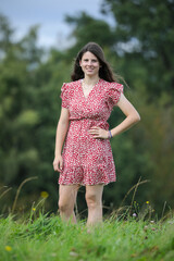 H&uuml;bsche Teenagerin in der Natur