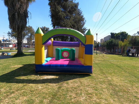 COLORIDO JUEGO INFLABLE PARA NI&Ntilde;OS EN PARQUE