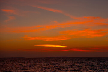 Obraz premium Beautiful sunset. Tranquil closeup calm sea water waves with palm trees. Tropical island beach landscape exotic shore coast. Summer vacation, holiday amazing nature, Maldives.