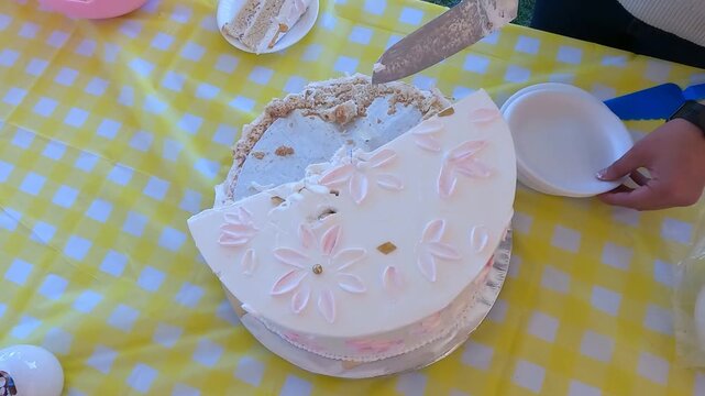 REPARTIENDO PASTEL BLANCO EN FIESTA INFANTIL