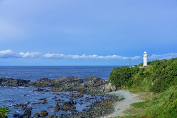 青空バックに見る潮岬灯台と太平洋のコラボ情景