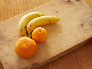 台所のまな板の上にある美味しい果物の様子