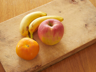 台所のまな板の上にある美味しい果物の様子