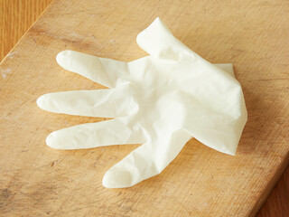 キッチンのまな板の上にある料理用のビニール手袋の様子