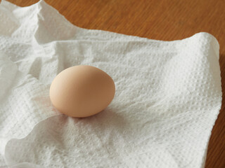 食卓の上のあるキッチタオルと新鮮な卵の様子