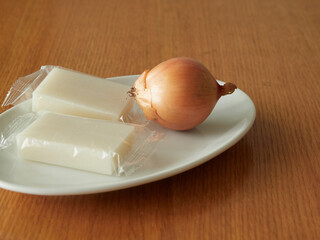 食卓の上のお皿にある餅と玉ねぎの様子