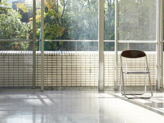 人無しの会議室の窓側にある折りたたみ椅子の様子