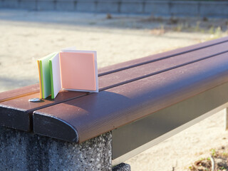 公園のベンチの上にあるカラフルな付箋の様子