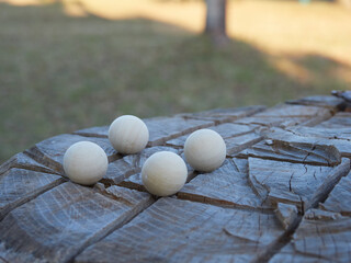 秋の公園の椅子の上にある遊ぶ用の木製の小さいボールの様子