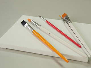 絵を描く用のキャンバスと筆の様子