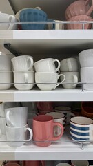 お店の棚にたくさんの各種類のコップの様子