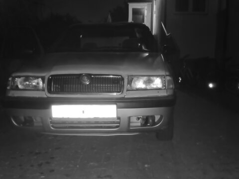 Polska, Ostrowiec Świętokrzyski, 7 grudnia 2025, 20:08. &Scaron;KODA FELICIA przed domem w jesienną noc &ndash; w podczerwieni. Zdjęcie w podczerwieni przedstawiające samoch&oacute;d zaparkowany przed domem w nocy. 