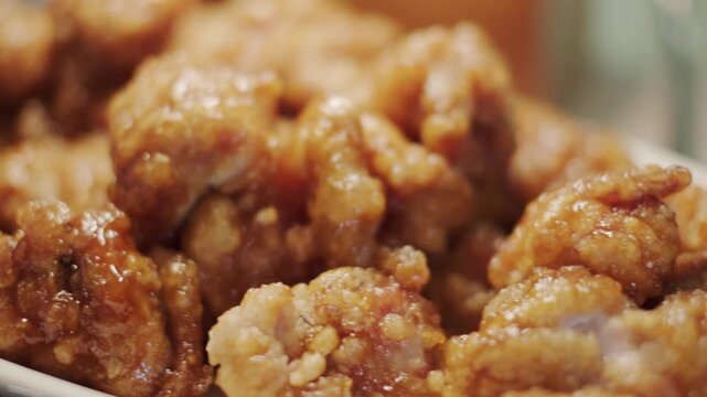 油で揚げた鶏肉の唐揚げ　日本の食事料理　食材のアップ