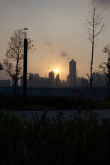 夕陽に染まる香港の都市と公園のシルエット