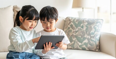 子供がタブレットで遊ぶ