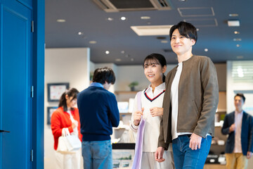 買物をする若いカップル