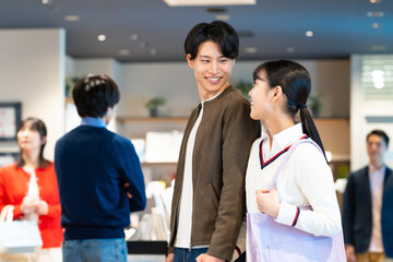 買物をする若いカップル