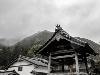 雨の中、兵庫県豊岡市出石町を散策