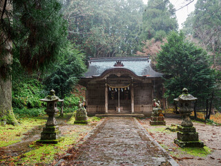 雨の中、兵庫県豊岡市の出石町、出石城址を歩く