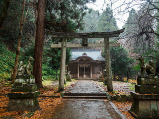 雨の中、兵庫県豊岡市の出石町、出石城址を歩く