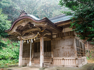 雨の中、兵庫県豊岡市の出石町、出石城址を歩く