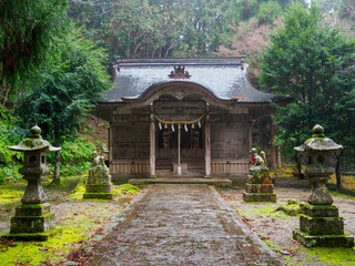 雨の中、兵庫県豊岡市の出石町、出石城址を歩く