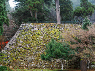 雨の中、兵庫県豊岡市の出石町、出石城址を歩く
