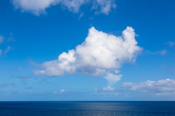 Obraz premium The azure sky and magnificent seascape of Manzamo, Okinawa