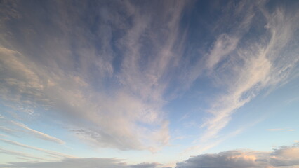 Obraz premium Stunning and beautiful cloud patterns have been observed at sunset during the serene evening hours