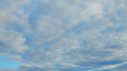 Fototapeta premium A Beautiful Cloudy Sky Captured in a Peaceful and Tranquil Moment of Natures Beauty