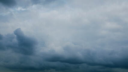 Obraz premium Incredibly Dramatic Overcast Sky Featuring Dynamic Cloud Patterns That Capture the Eye