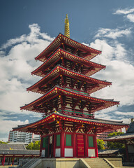 Obraz premium The majestic pagoda of Shitennoji Temple in Osaka.