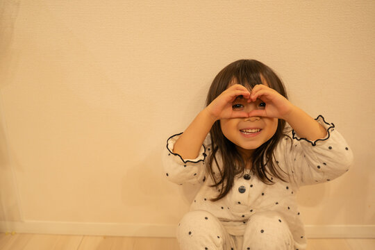 ハートを手で作る女の子