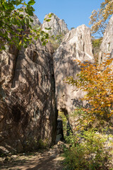 テドゥンサンの門のような大きな岩