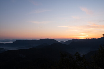 朝焼けの空と山並み