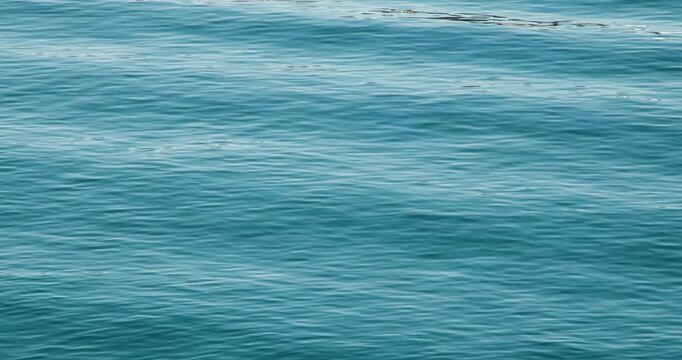 青く澄んだ海の穏やかな波