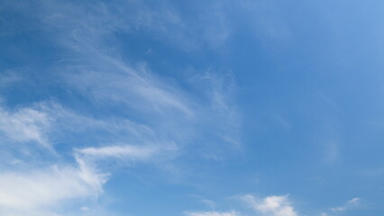 Naklejka premium Time lapse. A Beautiful Clear Sky adorned with Wispy Clouds enhances the stunning view of nature and serenity