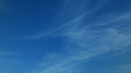 Obraz premium A Vast and Expansive Blue Sky Adorned with Beautiful and Unique Cloud Patterns Above