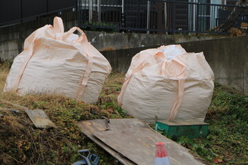 工事現場に置かれた土嚢袋