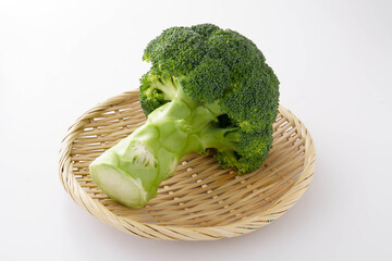 ザルに盛ったブロッコリー　白背景