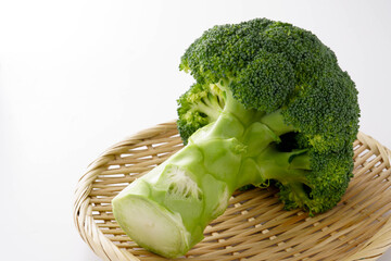 ザルに盛ったブロッコリー　白背景