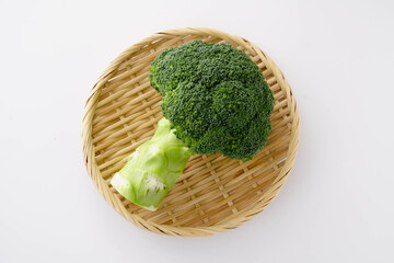 ザルに盛ったブロッコリー　白背景