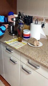 Caf&eacute; de desayuno con pasos y proceso de preparaci&oacute;n en time lapse