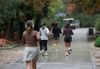 Grupo de corredores runners por el parque