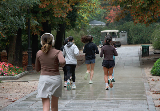 Grupo de corredores runners por el parque