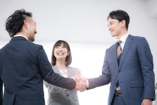 握手をするビジネスマン3人の契約、m＆a、協業や協力成功のイメージ