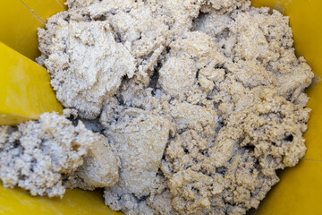 Texture naturelle de laine de bois d'isolation soufflée à la machine, douce et fibreuse, évoquant authenticité, artisanat et matières textiles naturelles pour rénovation énergétique du plancher maison © Thomas