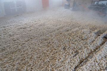 Texture naturelle de laine de bois d'isolation soufflée à la machine, douce et fibreuse, évoquant authenticité, artisanat et matières textiles naturelles pour rénovation énergétique du plancher maison © Thomas